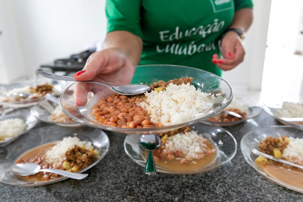 Crianças com autismo e alergias recebem atenção especial na merenda escolar em&nbsp;Cuiabá
