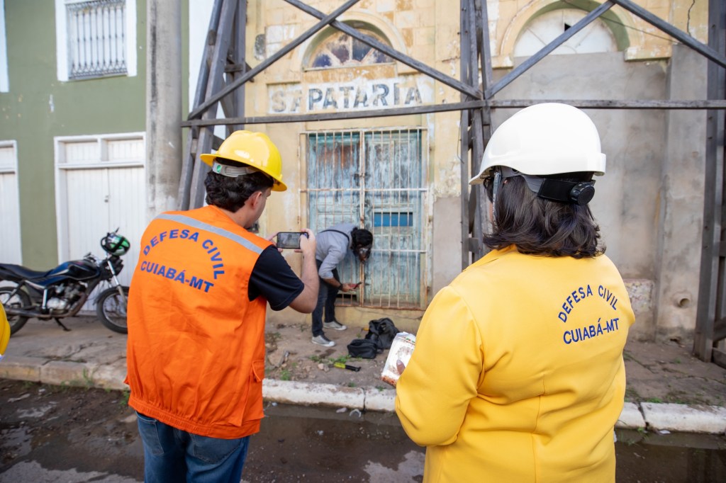 Prédio histórico no centro de Cuiabá é vistoriado por Defesa Civil por risco de&nbsp;desabamen