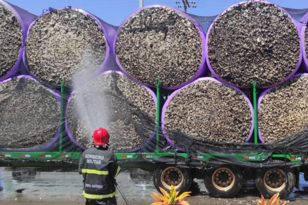 Bombeiros agem rápido e evitam tragédia em carreta com carga de algodão em Campo&nbsp;Verde