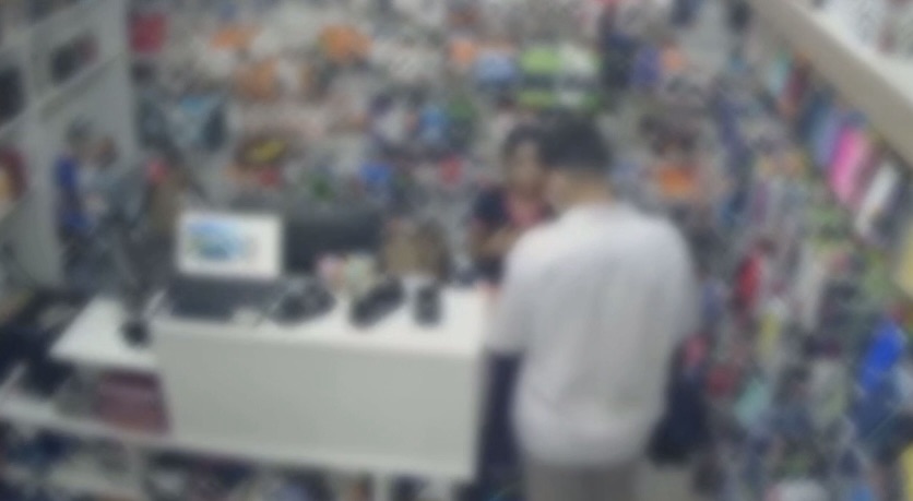 Criminosos mascarados rendem funcionária e roubam loja em Cuiabá. Veja o&nbsp;video