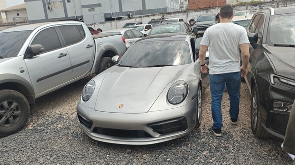 PF apreende Porsche em operação contra lavagem de dinheiro do tráfico em Cuiabá. Veja o&nbsp;vídeo