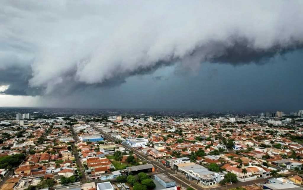 Primavera do Leste enfrenta primeiros alagamentos após quatro meses de seca. Veja o&nbsp;vídeo