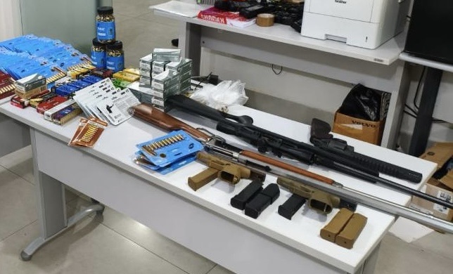 Homem é preso em flagrante com arsenal e envolvimento em tráfico e&nbsp;agiotagem