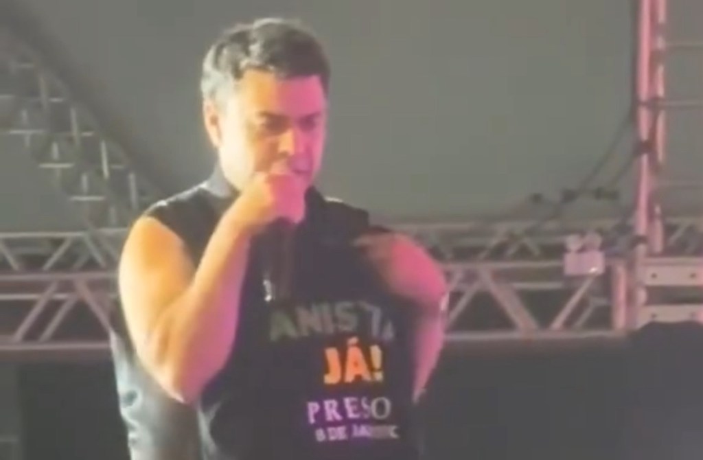 Zezé Di Camargo exibe camiseta com mensagem “Anistia Já!” durante show. Veja o&nbsp;vídeo