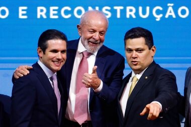 Lula humilha o Congresso na frente do presidente da câmera Hugo Motta. Veja o&nbsp;vídeo