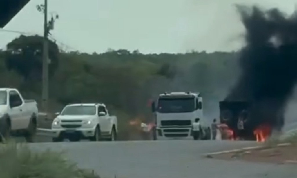 Caminhão pega fogo na estrada de Chapada dos Guimarães. Veja o&nbsp;vídeo