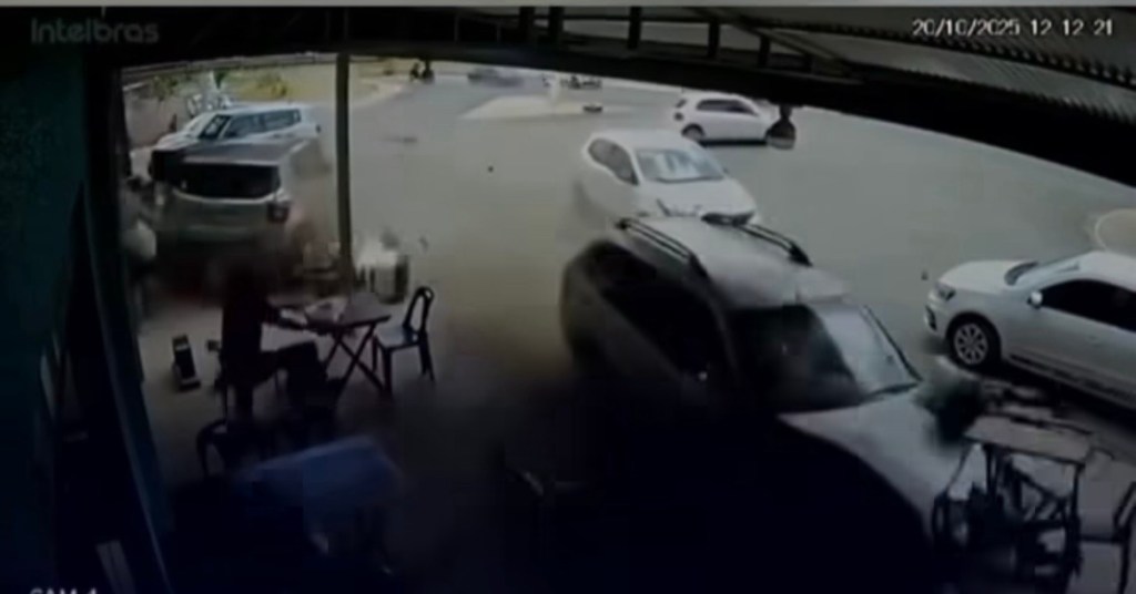 Carro perde controle e provoca colisão na Avenida dos Trabalhadores. Veja o&nbsp;vídeo