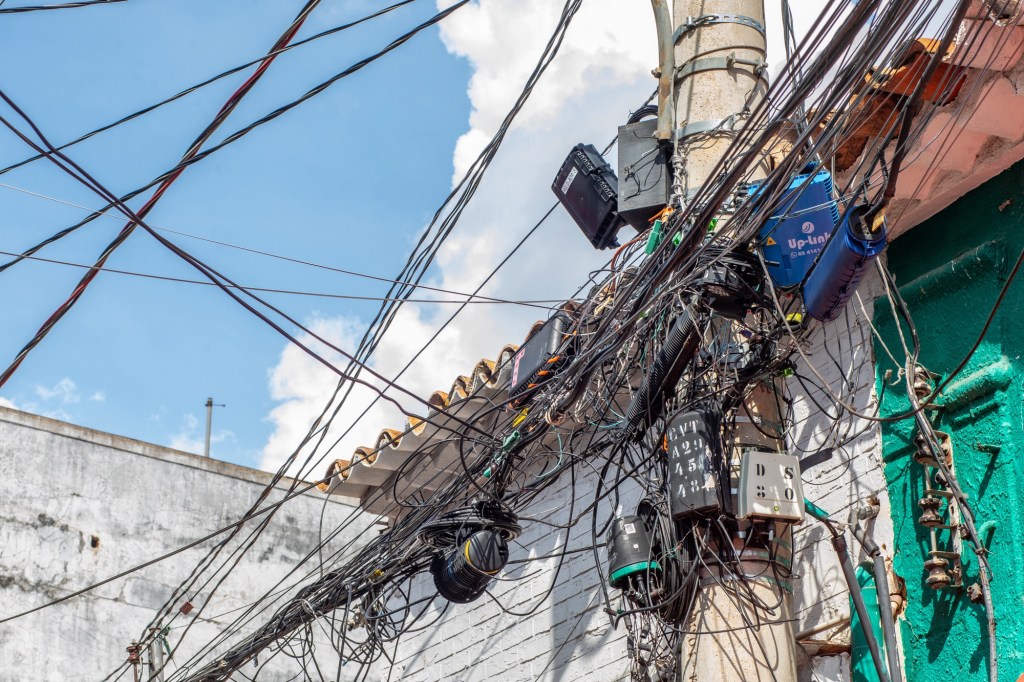 Cuiabá lança operação para remover cabos irregulares e garantir segurança&nbsp;urbana