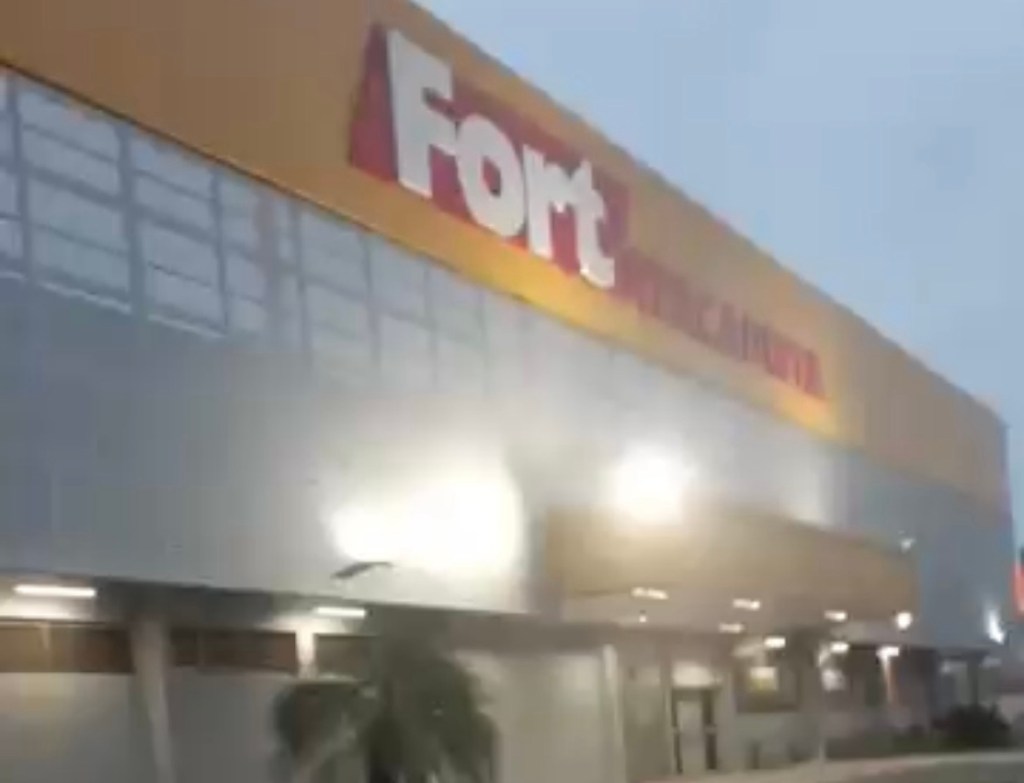 Polícia entra em confronto com assaltantes em supermercado em Várzea&nbsp;Grande