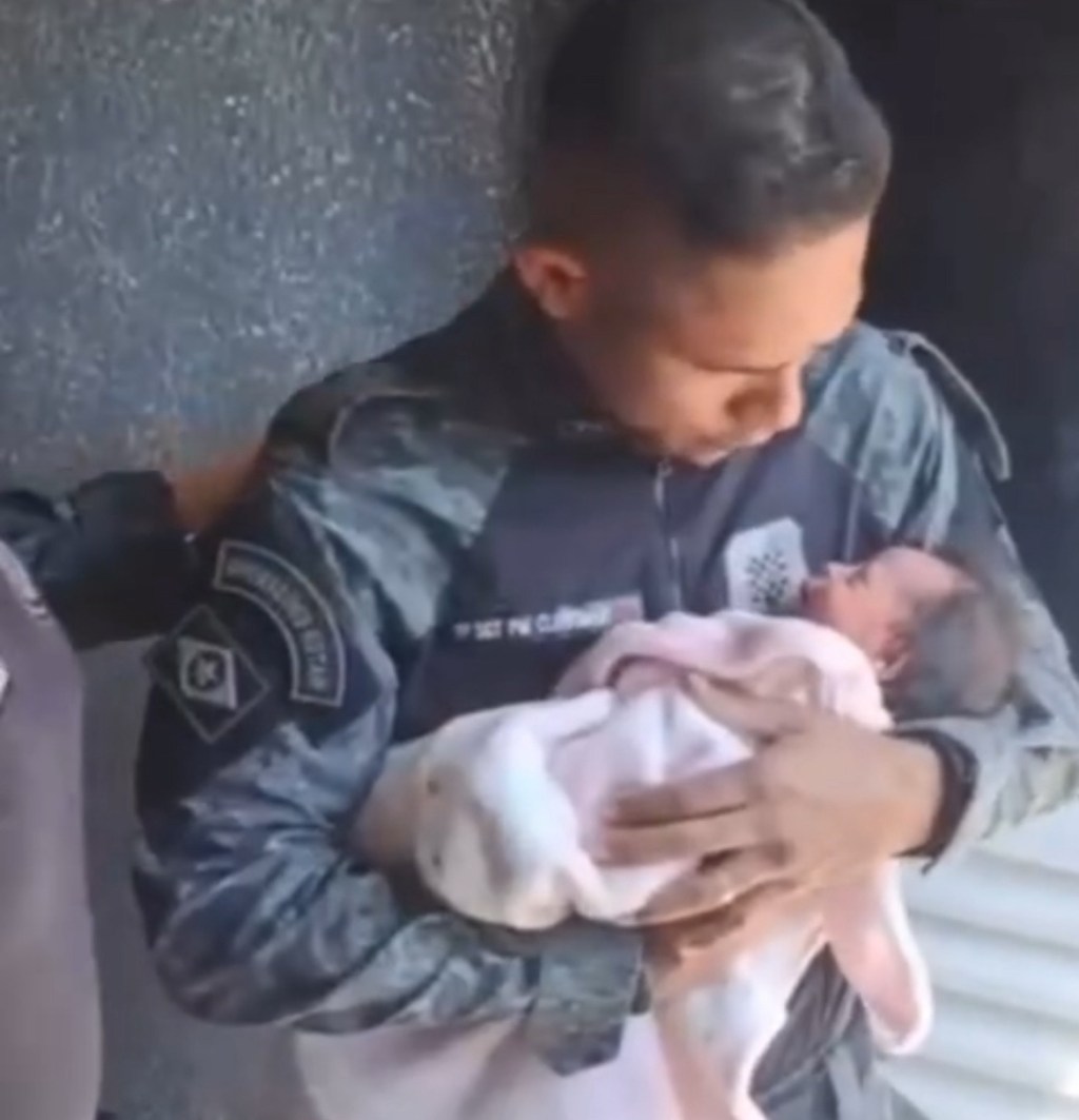Policiais da Rotam salvam bebê de sete dias engasgada em Cuiabá. Veja o&nbsp;vídeo