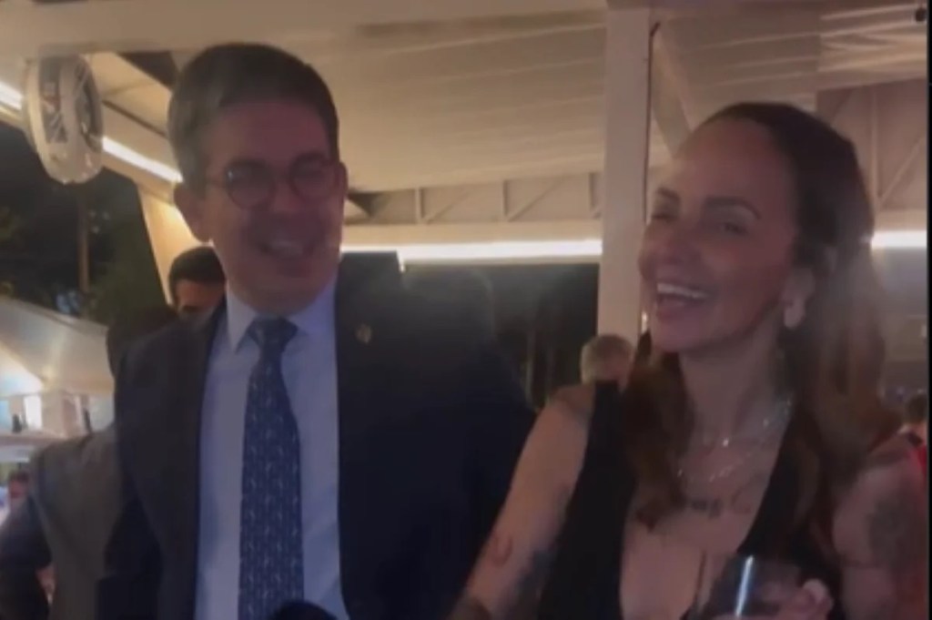 Soldada do PT: Líder do PT rasga elogios a influenciadora “Esquerdogata”. Veja o&nbsp;vídeo