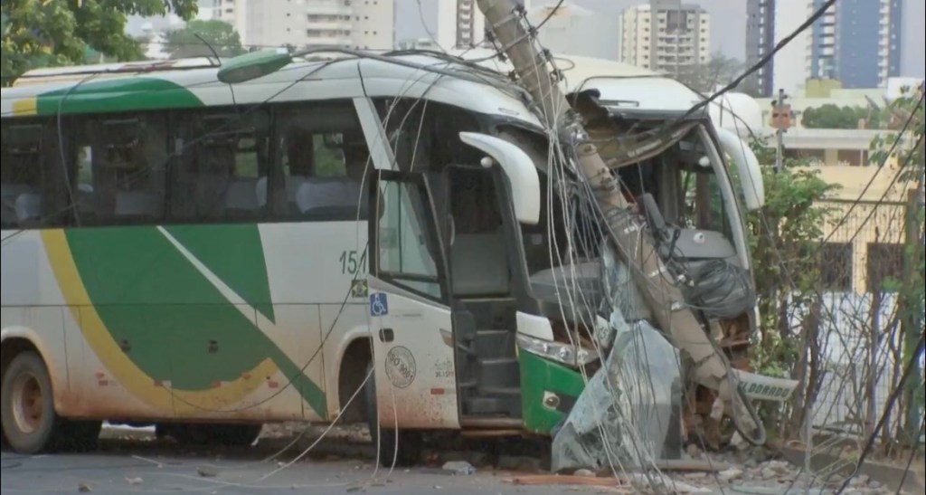 Ônibus bate em poste na rodoviária de Cuiabá e deixa local sem energia. Veja o&nbsp;vídeo