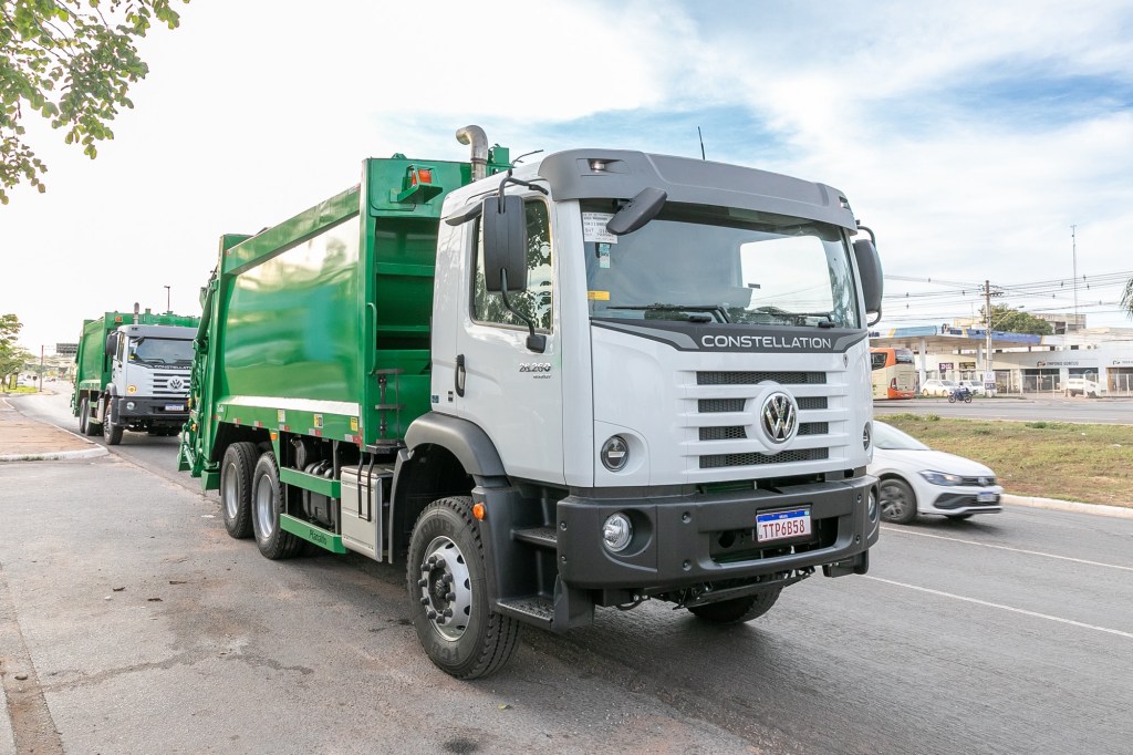 Prefeitura de Cuiabá renova 100% da frota de coleta de lixo com caminhões zero&nbsp;quilômetro