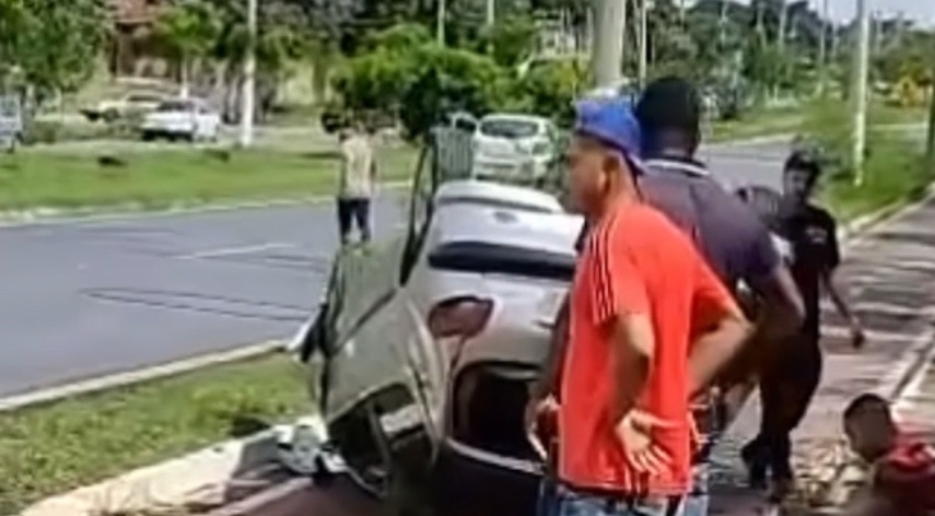 Acidente em Várzea Grande: carro capota e colide com poste. Veja o&nbsp;vídeo