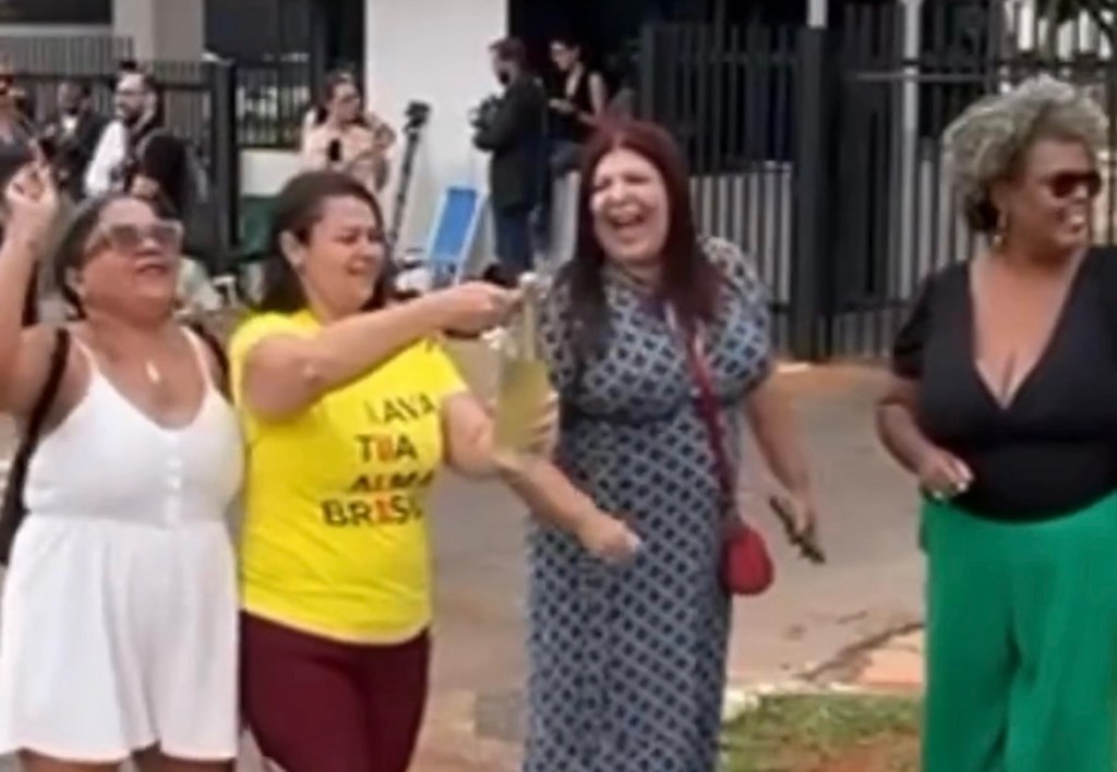 Vergonhoso! Clima de “festa” entre apoiadores de Lula na frente da PF. Veja&nbsp;vídeo