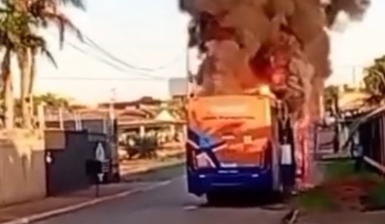 Ônibus pega fogo nesta terça-feira em Várzea Grande. Veja o&nbsp;vídeo