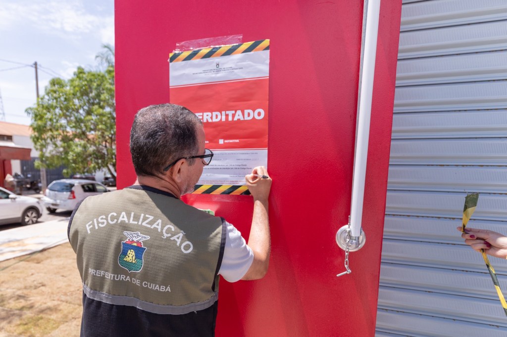 Obra irregular e falta de alvará resultam na interdição de farmácia na Av. Fernando&nbsp;Corrêa