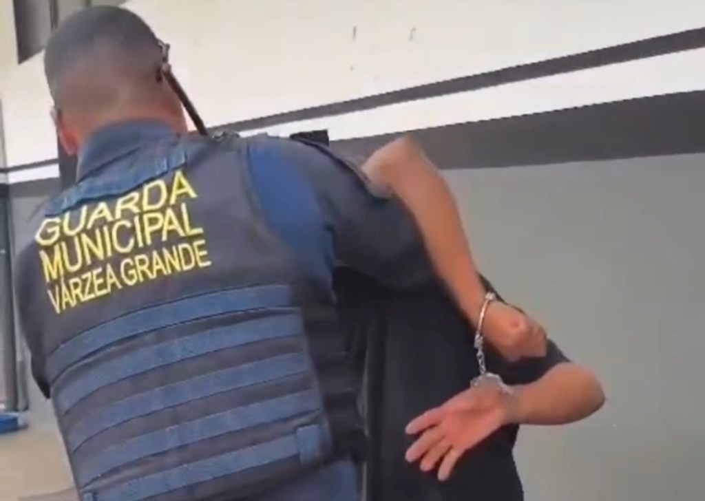 Homem com mais de 15 passagens pela polícia é preso com facão. Veja o&nbsp;vídeo