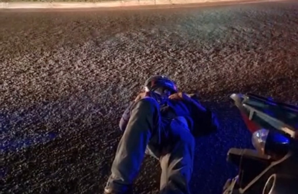 Piloto fica ferido em Cuiabá ao enroscar pescoço em fios pendurados na via. Veja o&nbsp;vídeo