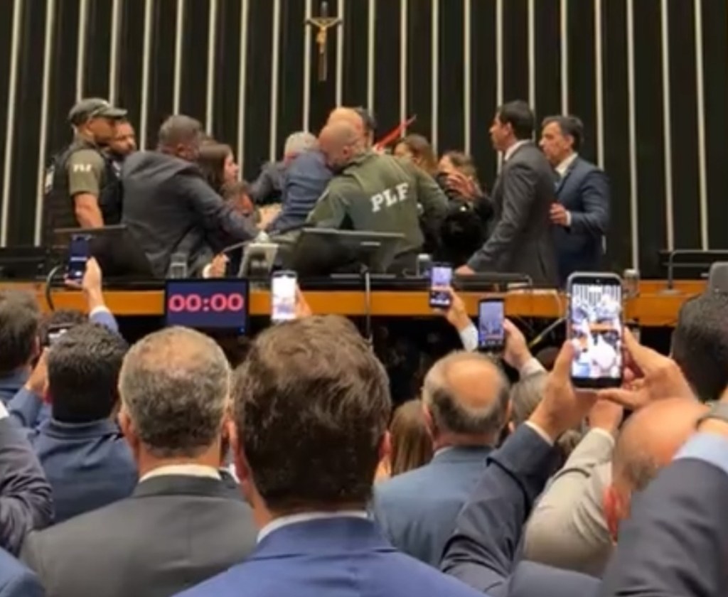 Deputado do PSOL é retirado à força pela polícia após tomar cadeira da Presidência. Veja o&nbsp;vídeo