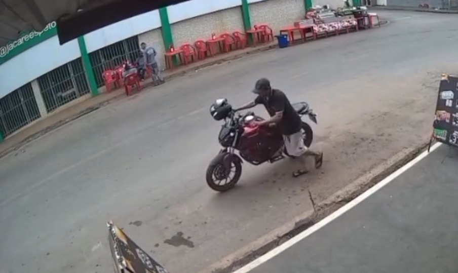 Câmeras registram furto de moto em plena luz do dia em Várzea Grande. Veja o&nbsp;vídeo