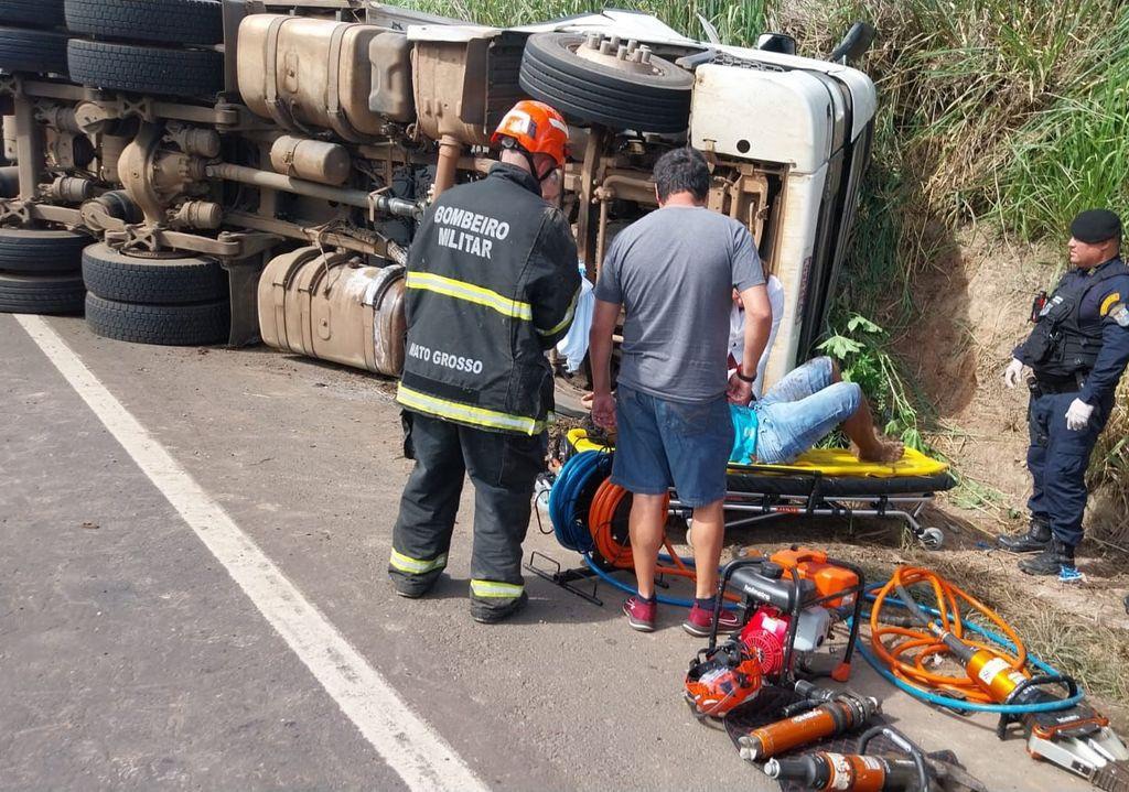 Acidente com carreta na BR-364 deixa duas pessoas feridas em Alto&nbsp;Araguaia