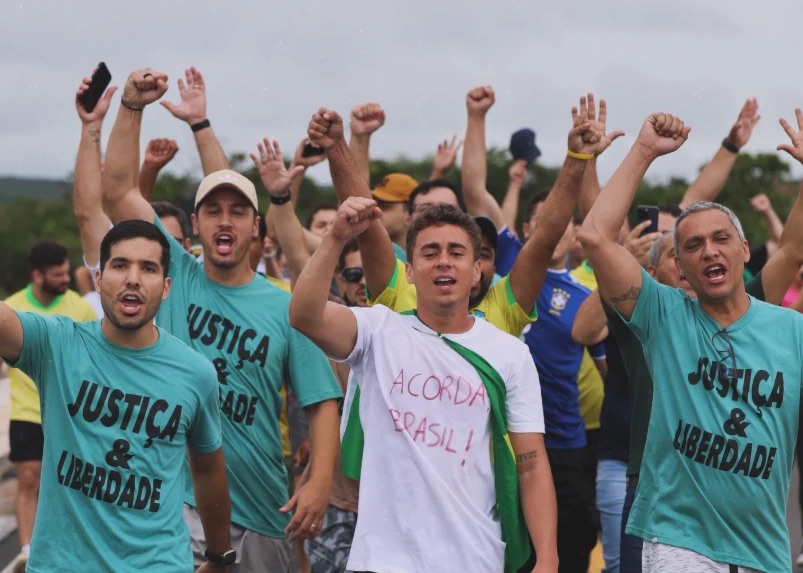 Nikolas Ferreira percorre 73 km em caminhada até Brasília e diz que movimento só começa. Veja o&nbsp;vídeo