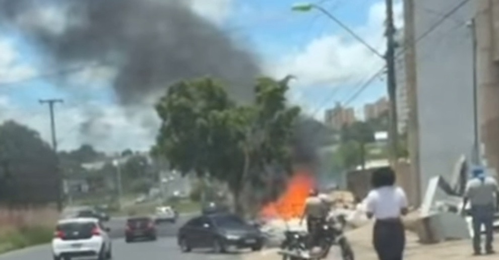 Fogo em materiais de reciclagem assusta moradores na Avenida Jurumirim. Veja o&nbsp;vídeo