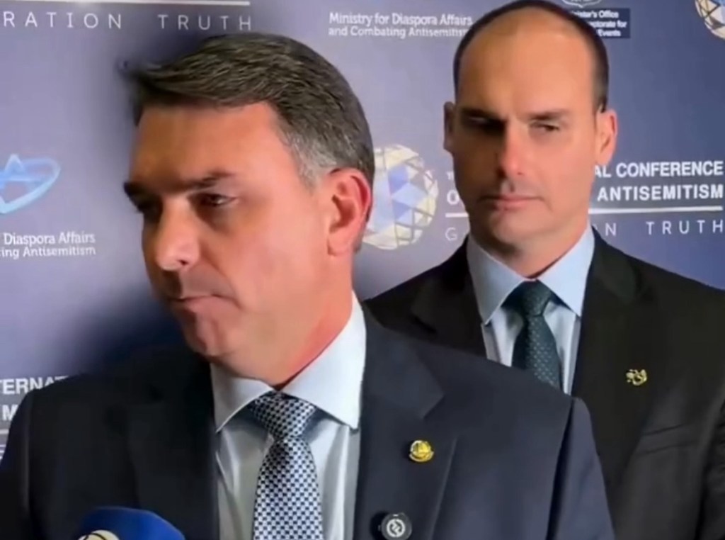 Flávio Bolsonaro defende retomada de parcerias com Israel e critica suspensão de acordos pelo governo Lula. Veja o&nbsp;vídeo