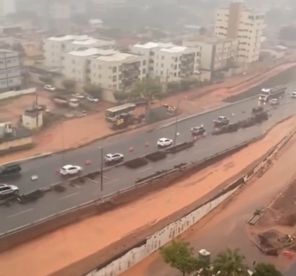 Chuva intensa causa alagamentos nas vias de&nbsp;Cuiabá
