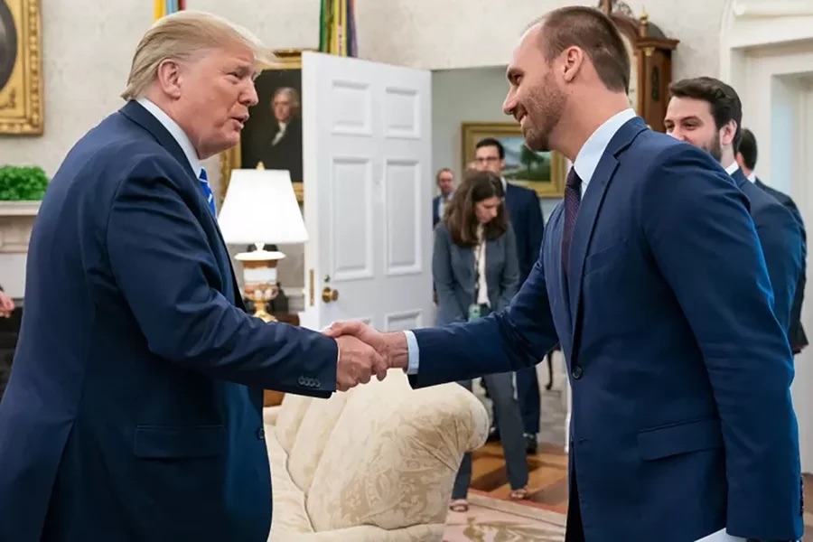 Ao lado de Trump e Milei, Eduardo Bolsonaro confirma presença em gala na&nbsp;Flórida