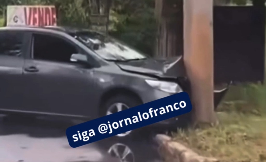 Motorista perde o controle do carro e atinge poste nesta manhã em Cuiabá. Veja o&nbsp;vídeo