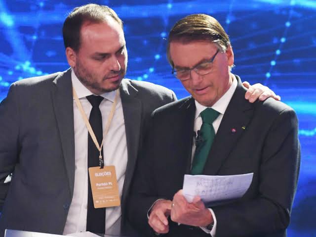 Carlos Bolsonaro visita ‘Papudinha’ e encontra Bolsonaro abatido: “Situação&nbsp;preocupa”